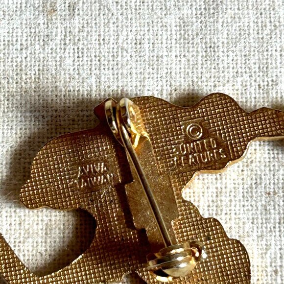 Vintage Peanuts Snoopy w Stocking Cap Enamel Hockey Lapel Pin - Picture 3 of 5